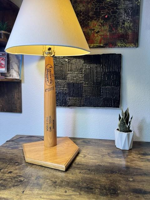 One-of-a-kind Louisville Slugger Baseball Bat Table Lamp M10 Pro Stock Vintage