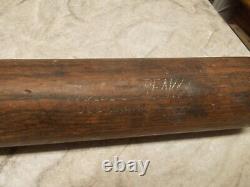 Vintage Diamond Manufacturing Co Joe Cronin Blue Streak baseball bat St Louis